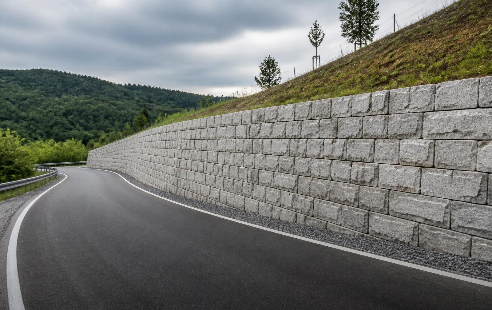 Hotová kamenná opěrná stěna podél silnice